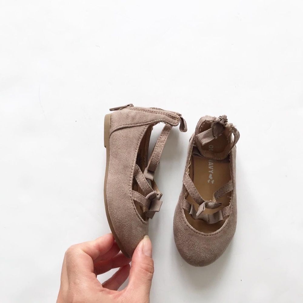 Old Navy taupe faux suede bow flats EUC size 5